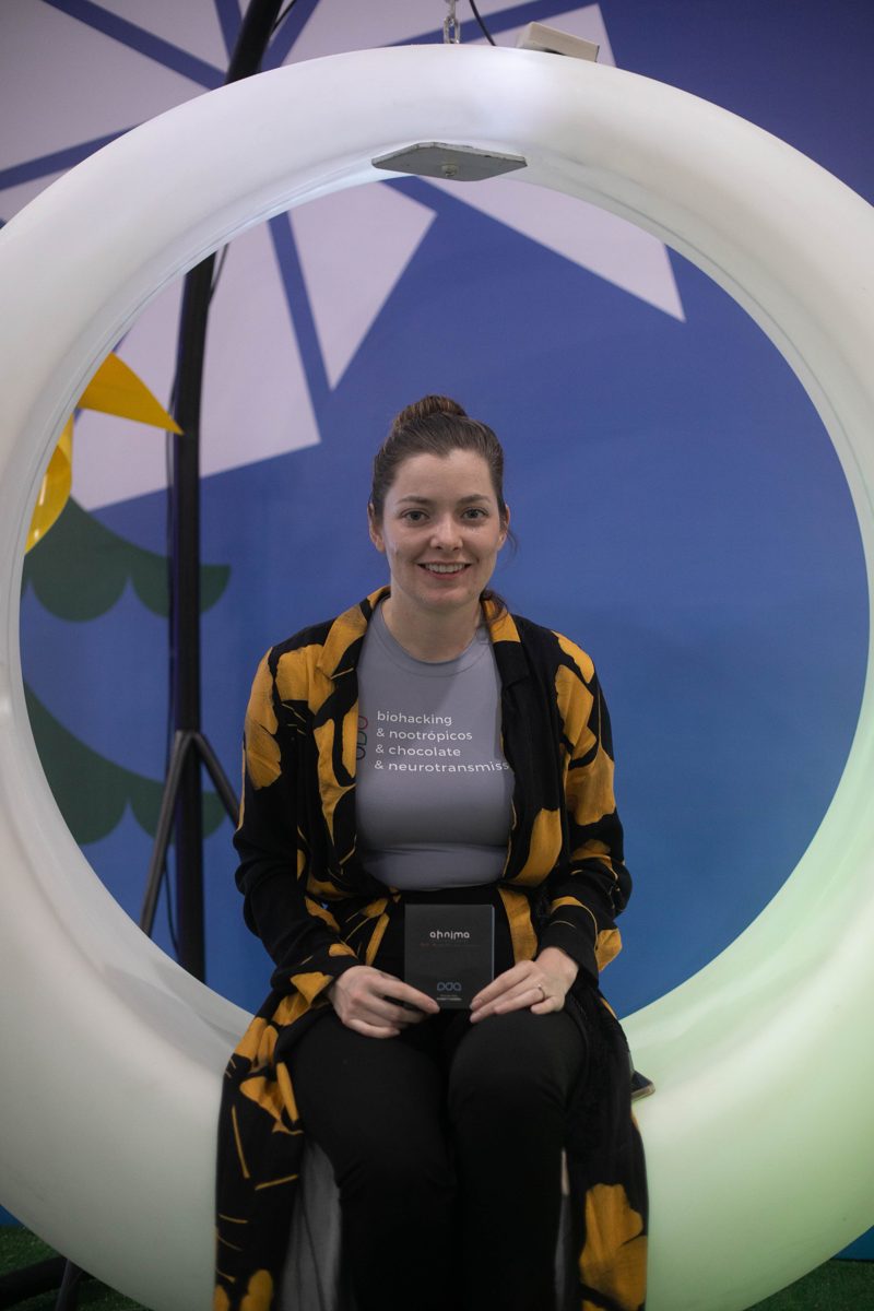 Camila Ferraz ao microfone na Feira do Empreendedor, 2023