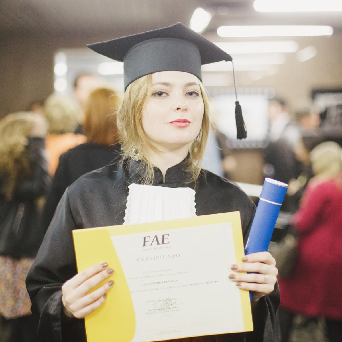 Camila Ferraz na formatura em Direito na FAE, diploma na mão