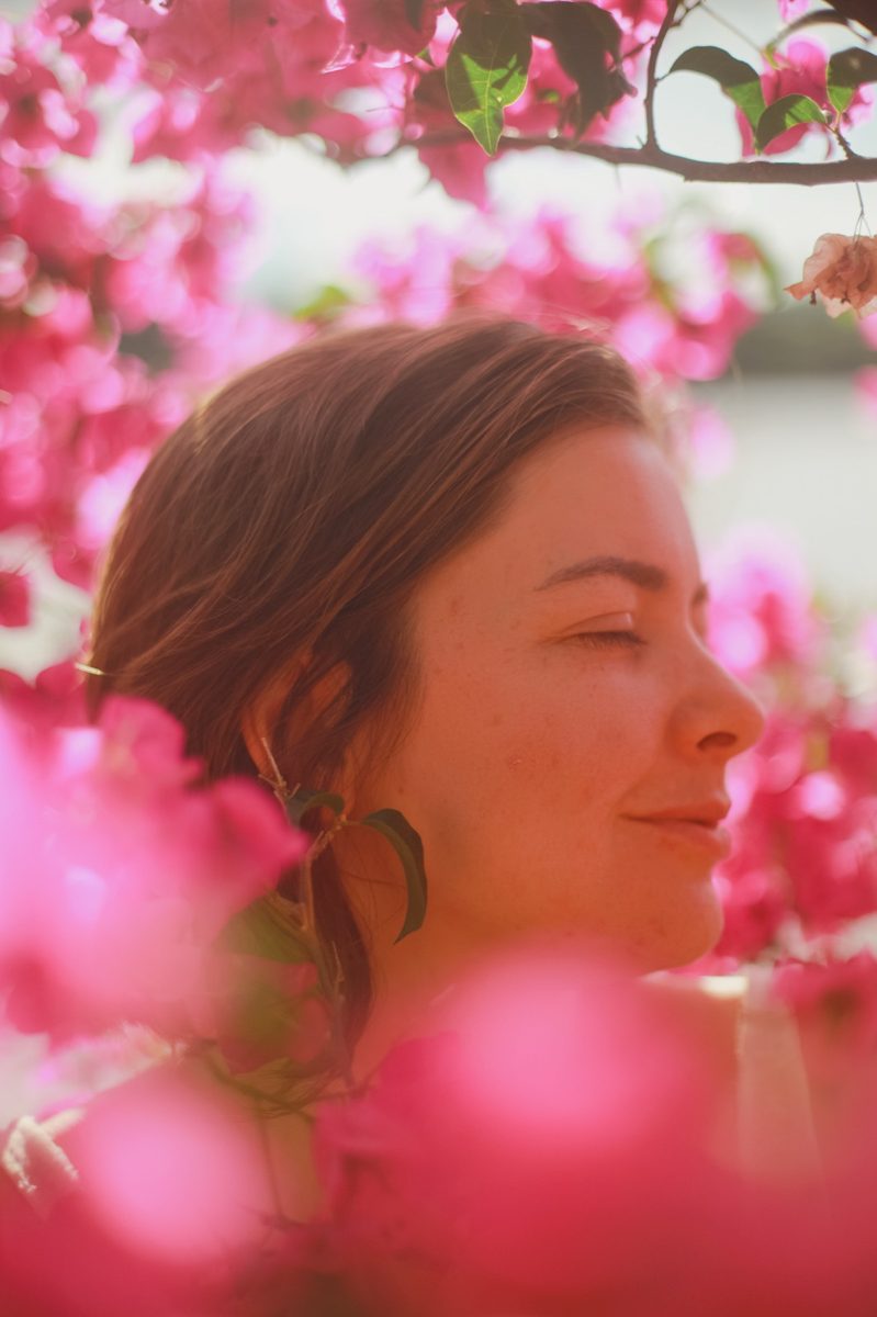 Camila Ferraz entre flores rosas, espécime número 1